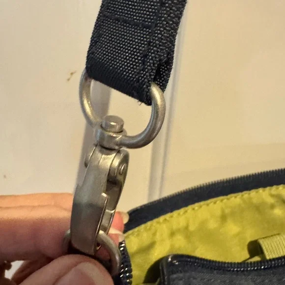 Secured Anti- left Baggallini Crossbody Bag - Picture 14 of 16